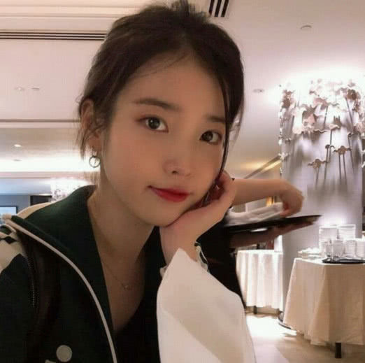 26岁的李知恩穿一袭酒红色连衣裙，老款式依旧被穿出温柔可爱感