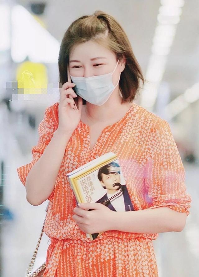 被怼怕了?杜华机场不忘学《说话之道》,穿红裙扎苹果头像小姑娘