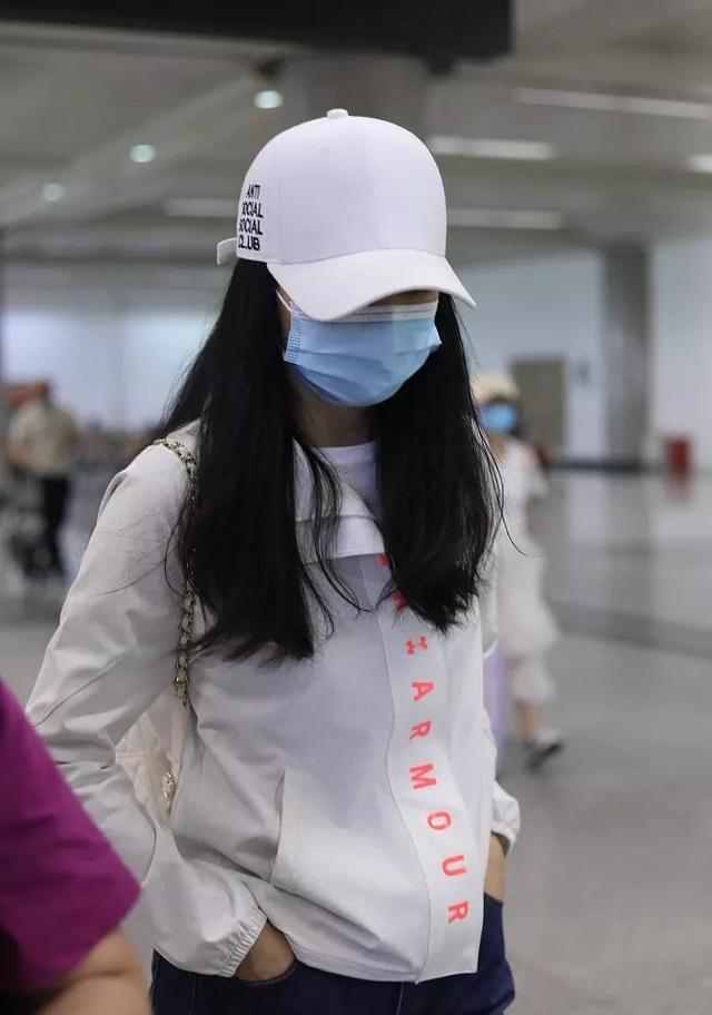 王艳难得走机场，穿999外套复出拍戏太接地气，双手插兜变酷girl 