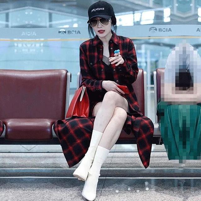 贾静雯带女儿游乐场玩，43岁穿的像个小姑娘，脚上的靴子真好看