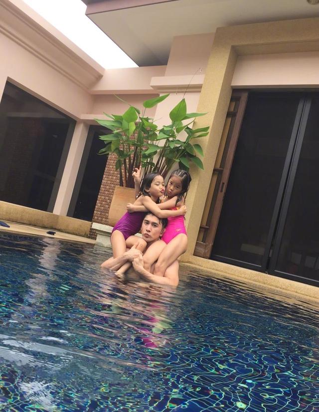 张伦硕才是好爸爸,为逗女儿穿女装,两女儿穿泳衣被扛肩膀不避讳
