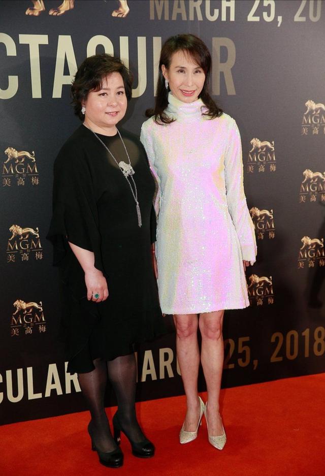 何超琼戴皇冠太贵气,妹妹穿粉裙扮嫩翻车,三姐妹同框像母女尴尬