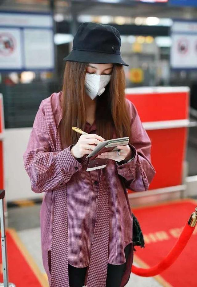 姚笛独自走机场,打扮清爽却被O型腿抢镜,腿弯得太严重