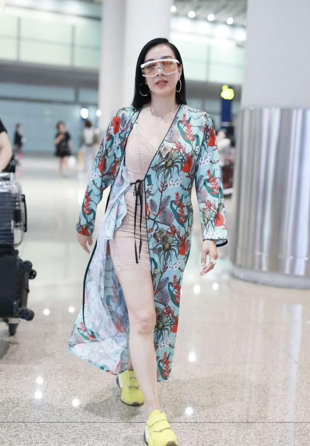 钟丽缇外穿印花“睡衣风”风衣,脚踏黄艳色运动鞋,玩转土味时尚!