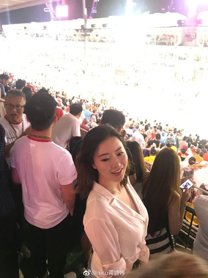 街拍:白色依然是时尚主流颜色,网红蒋娉婷休闲衬衫秀身材
