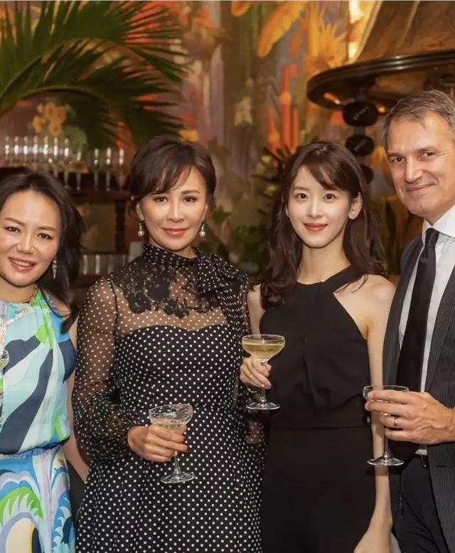 章泽天再登剑桥官网,穿红衣出镜稳居C位,学霸气质温柔却不稚嫩