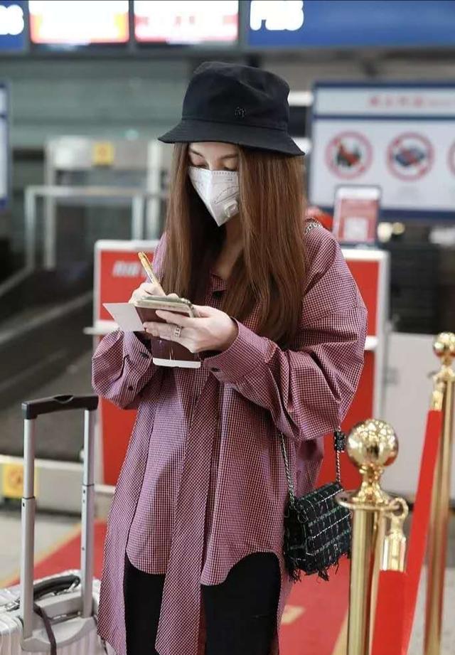 姚笛独自走机场,打扮清爽却被O型腿抢镜,腿弯得太严重