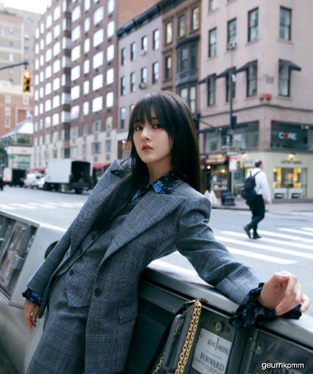 宋祖儿刘海发型太过清纯,炫酷黑色亮片裙,竟然穿出满屏少女感