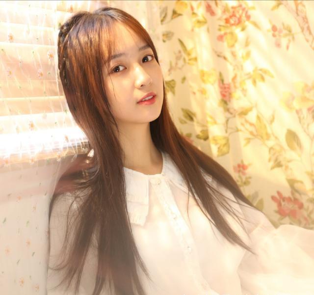 吴亦凡新女友生活照曝光，甜度爆表穿衣打扮超少女，颜值不输明星