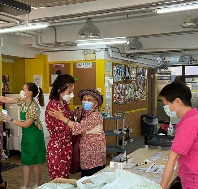 第二个郭晶晶!阔太甘比醉心慈善,穿花裙子和老人贴脸拥抱很真实