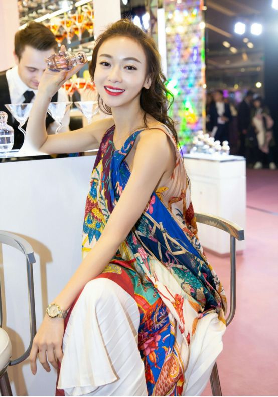 吴谨言一袭碎花裙惊艳全场,近景脸部特写,一双凤眼也太美了