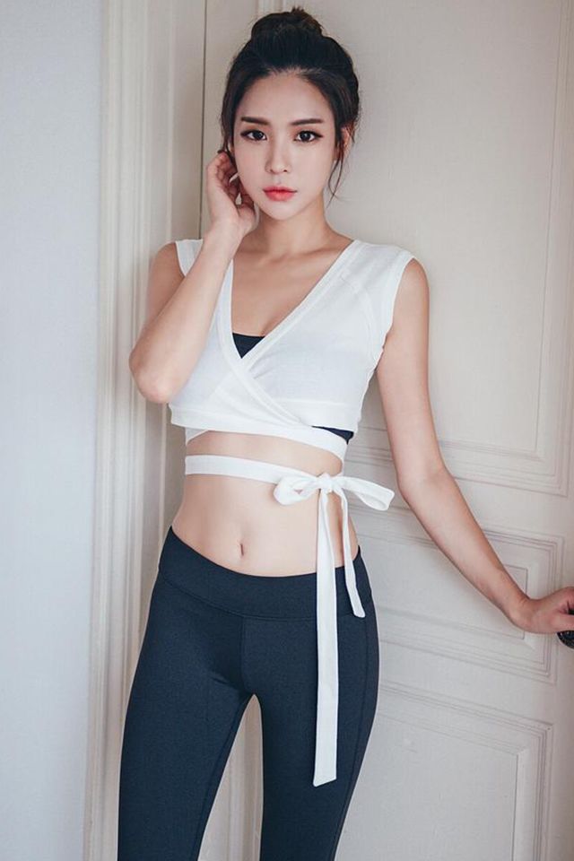 拥有傲人身段的紧身打底裤美女,大秀性感小蛮腰,散发十足女人味