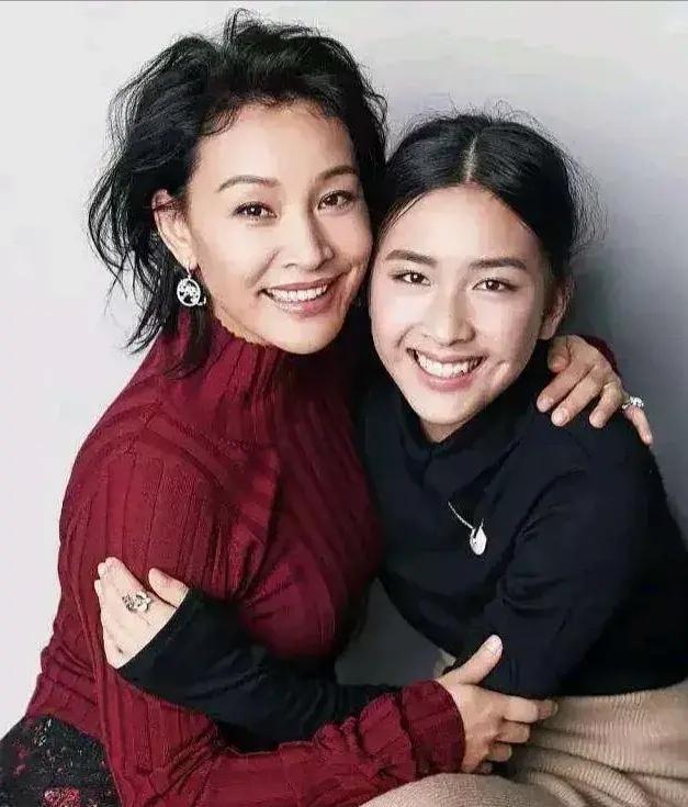 陈冲晒照庆祝女儿哈佛毕业,女儿一头秀发颜值很高,笑容更是像妈
