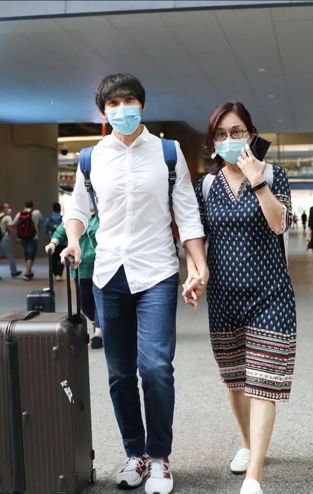 49岁陈松伶参加姐姐二次出道！穿热裤秀美腿，戴圆框眼镜太显嫩