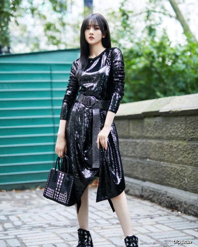 宋祖儿刘海发型太过清纯，炫酷黑色亮片裙，竟然穿出满屏少女感