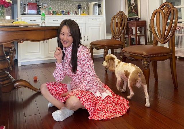 被杨钰莹近照给惊艳到!49岁还有婴儿肥,戴朵野花更是娇俏