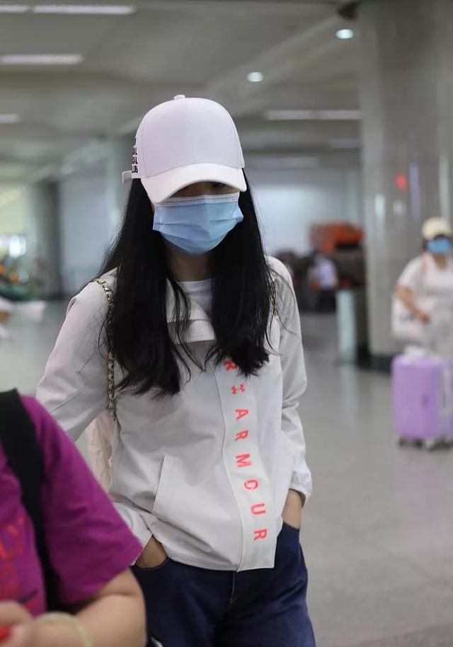 王艳难得走机场，穿999外套复出拍戏太接地气，双手插兜变酷girl 