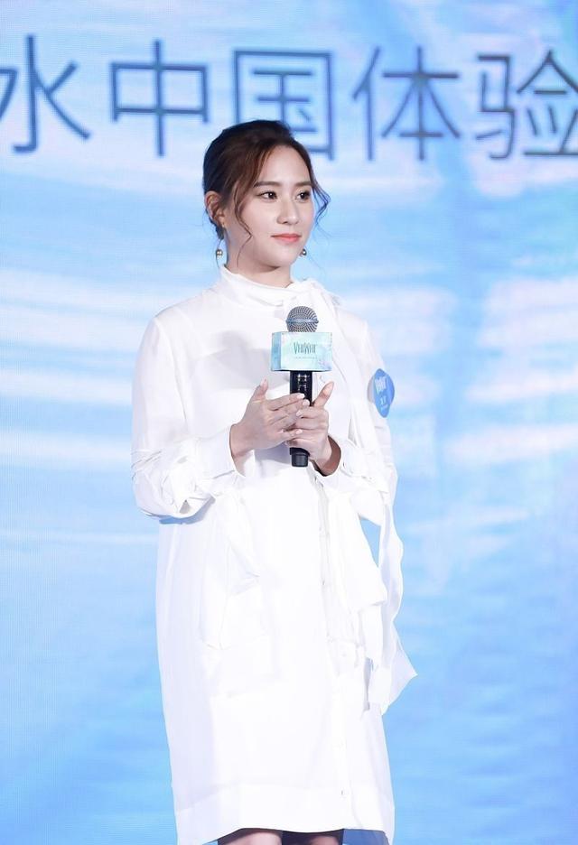 赌王唯一龙凤胎子女,何超莲携手哥哥现身,何超莲少女哥哥很老实