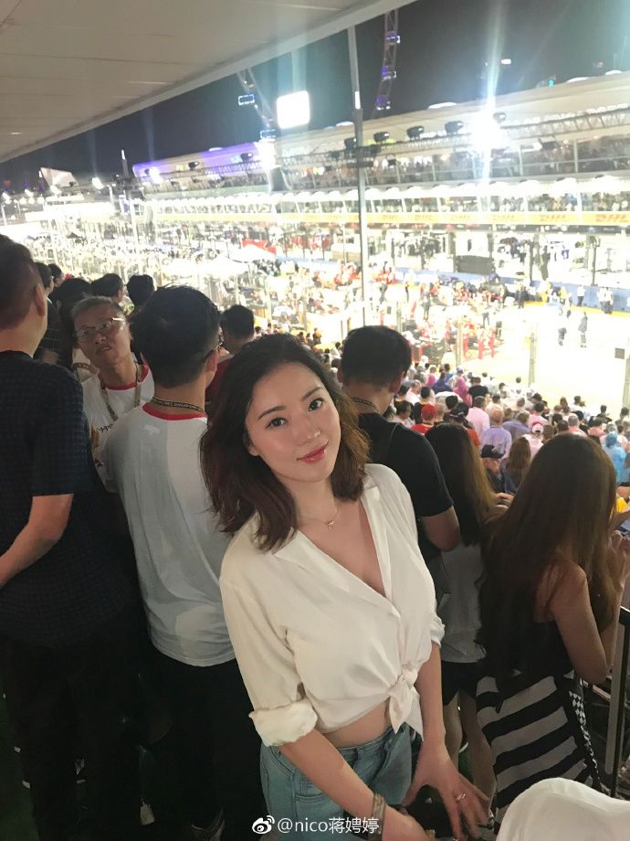 街拍:白色依然是时尚主流颜色,网红蒋娉婷休闲衬衫秀身材