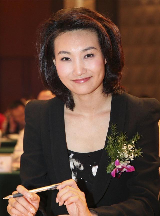 央视主播就是不一样!李梓萌一袭红衣走红毯,同框卫视主持差别大