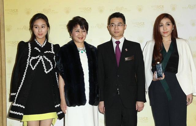 何猷君三姐弟同框,何超盈胖过头太富态,20岁何超欣气质太清新