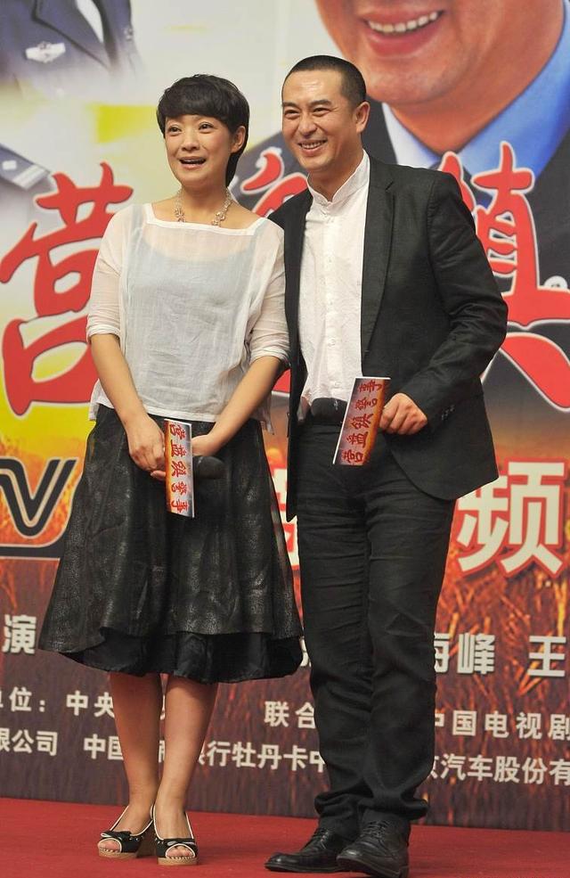 张嘉译携娇妻现身活动，51岁妻子吊带裙搭T恤很贤惠，淡妆很年轻