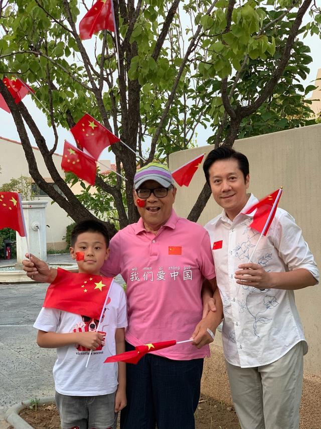 蔡国庆儿子太像爸!52岁蔡国庆和9岁儿子胖瘦差不多,还是小鲜肉