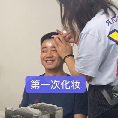 周雨彤爸爸请出道!父女合拍竟抢了女儿风头,大叔颜值帅翻似情侣