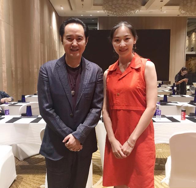 黄海波难得秀恩爱!和娇妻戴口罩亲吻超甜,红黄配造型太显落魄