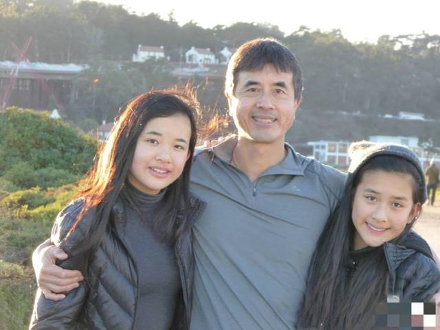 陈冲晒照庆祝女儿哈佛毕业,女儿一头秀发颜值很高,笑容更是像妈