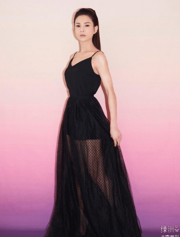 “小龙女”李若彤才是腰精,51岁大秀“蚂蚁腰”,网友:看服了