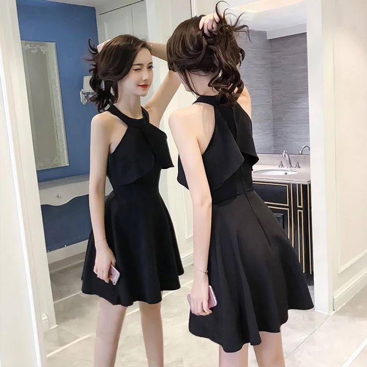 黑色挂脖裙，打造不一样的小女人气质 