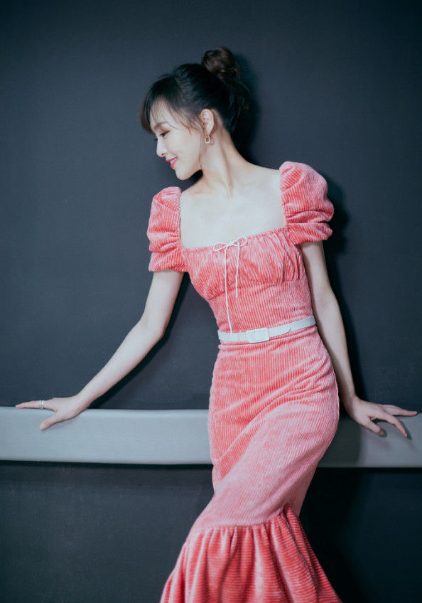 小背心牛仔裤，时尚女神笑起来真美，很有优雅迷人的韵味 