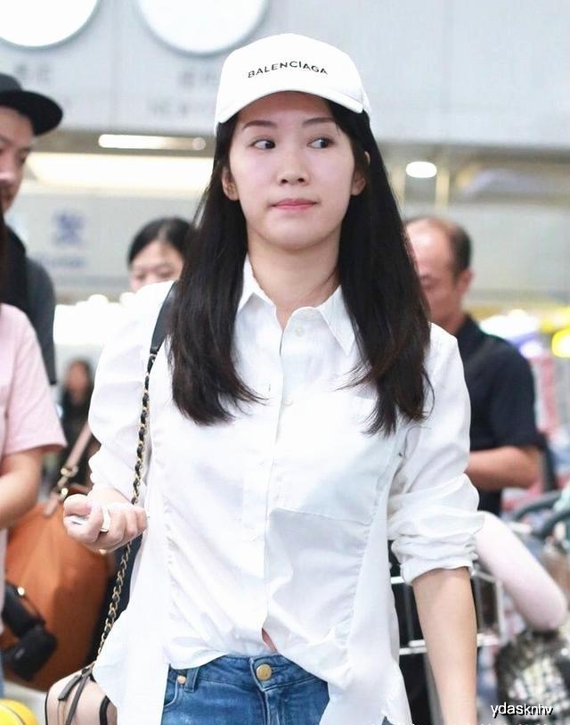 34岁李念“少女感满满”!粉T恤配黑裤好年轻,清秀如同当年海藻