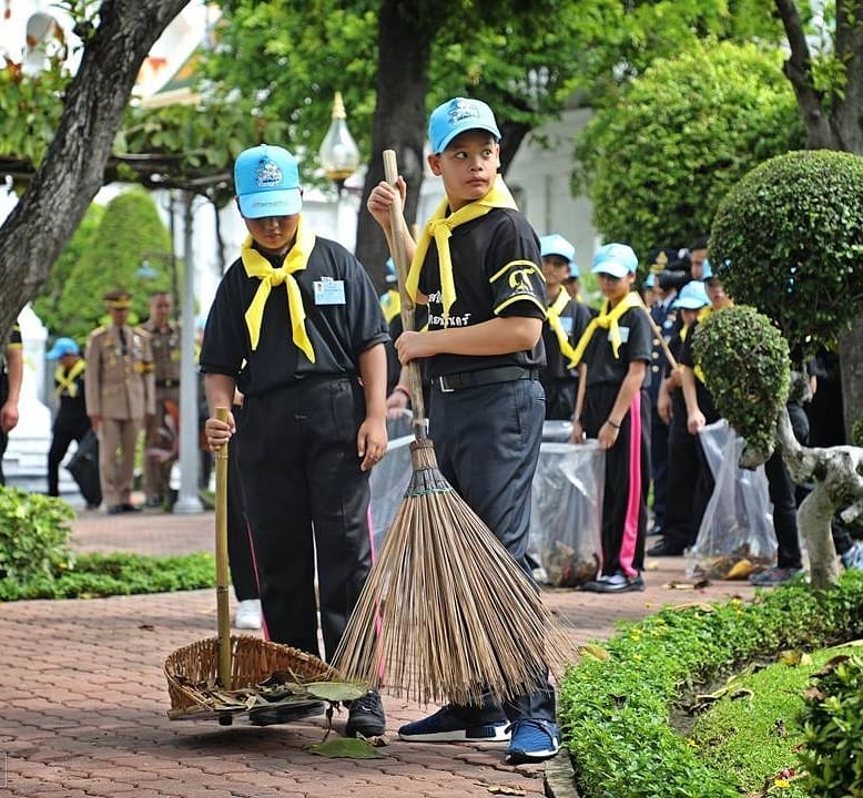 泰国小王子15岁生日做公益,戴着口罩扫大街,国王却在国外开派对
