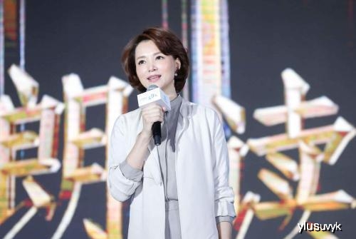 46岁的董卿真有气质,红白格子衬衣搭配白色半身裙,知性温婉