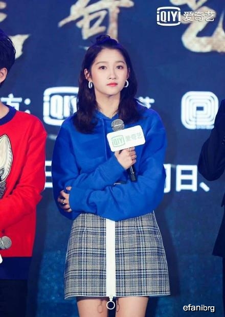 关晓彤总算穿好看了一次,无修图也难掩大长腿