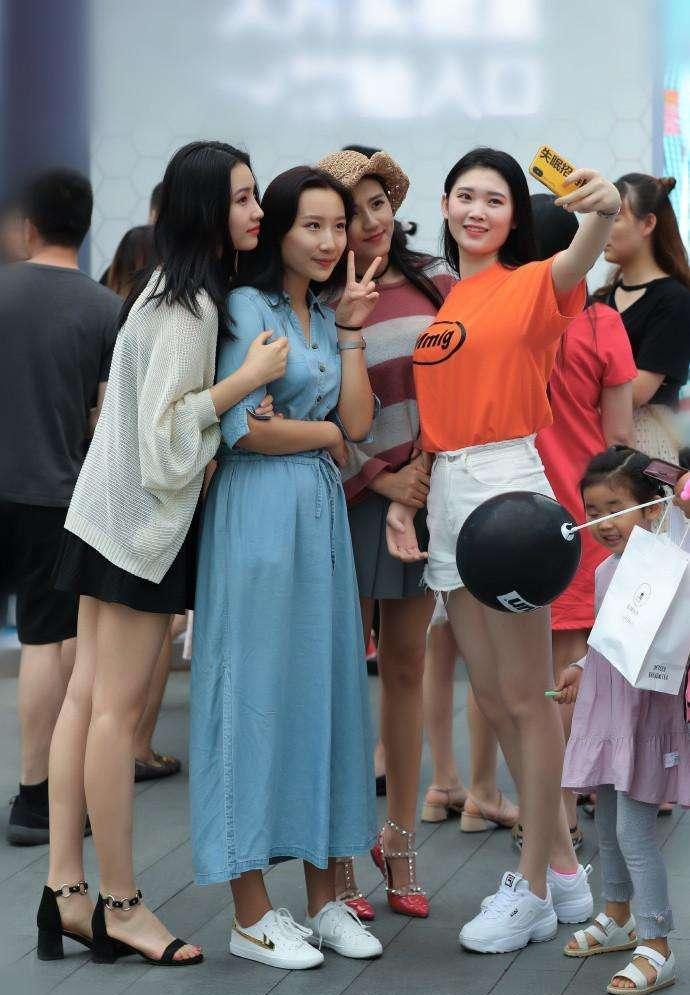 热情活泼的时尚街拍：甜美有型的美女，展现细节上的精致感