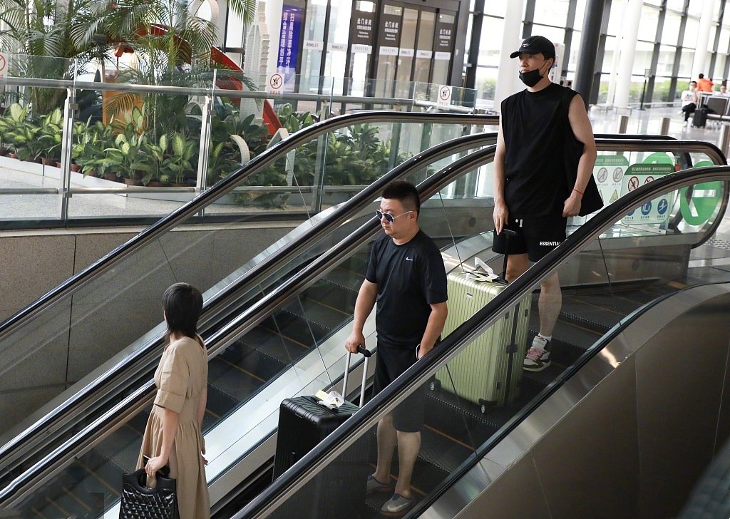 刘翔携运动员妻子走机场，34岁吴莎一袭长裙素颜超美，气质很温柔