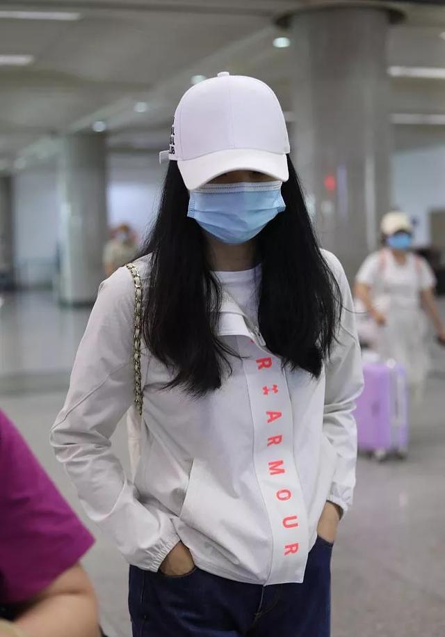 王艳难得走机场，穿999外套复出拍戏太接地气，双手插兜变酷girl 
