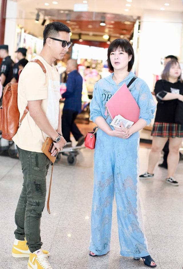 被怼怕了?杜华机场不忘学《说话之道》,穿红裙扎苹果头像小姑娘