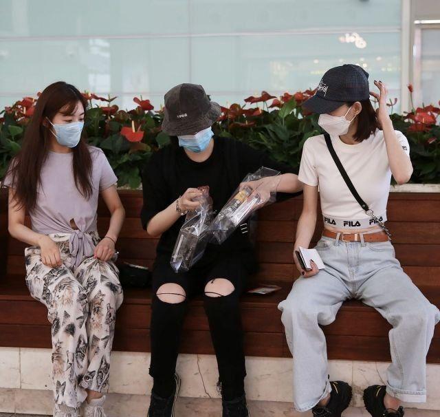 姐姐组团!王丽坤比张含韵腰细,李斯丹妮晒“战利品”仨人聊太嗨