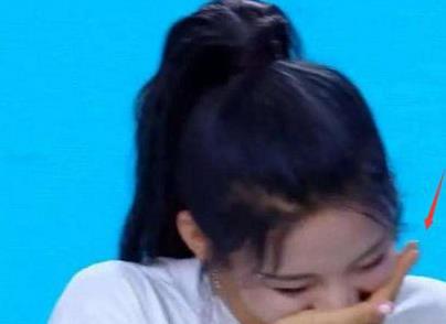 上帝果然是公平的,给了杨超越精致的娃娃脸,却配双“女汉子”手
