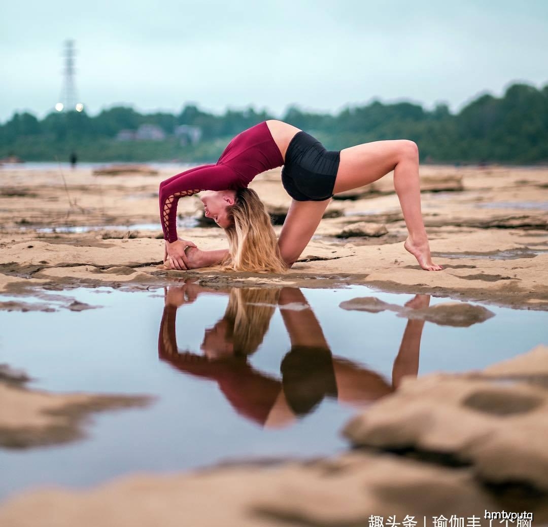 真佩服戚薇，穿连衣裙搭配白丝袜身材纤细曼妙，意外美成复古女神