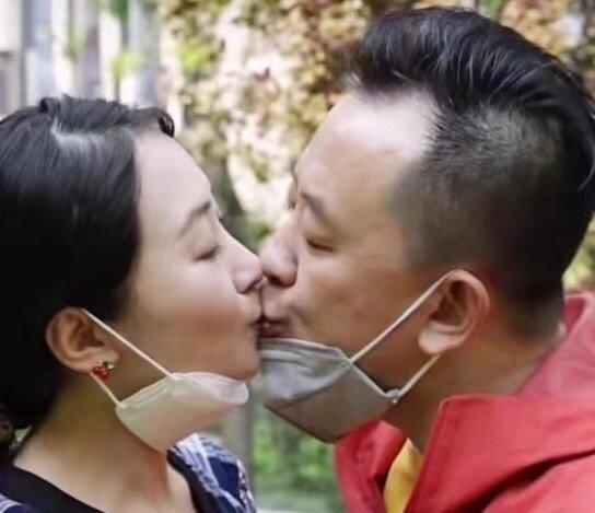 黄海波难得秀恩爱!和娇妻戴口罩亲吻超甜,红黄配造型太显落魄