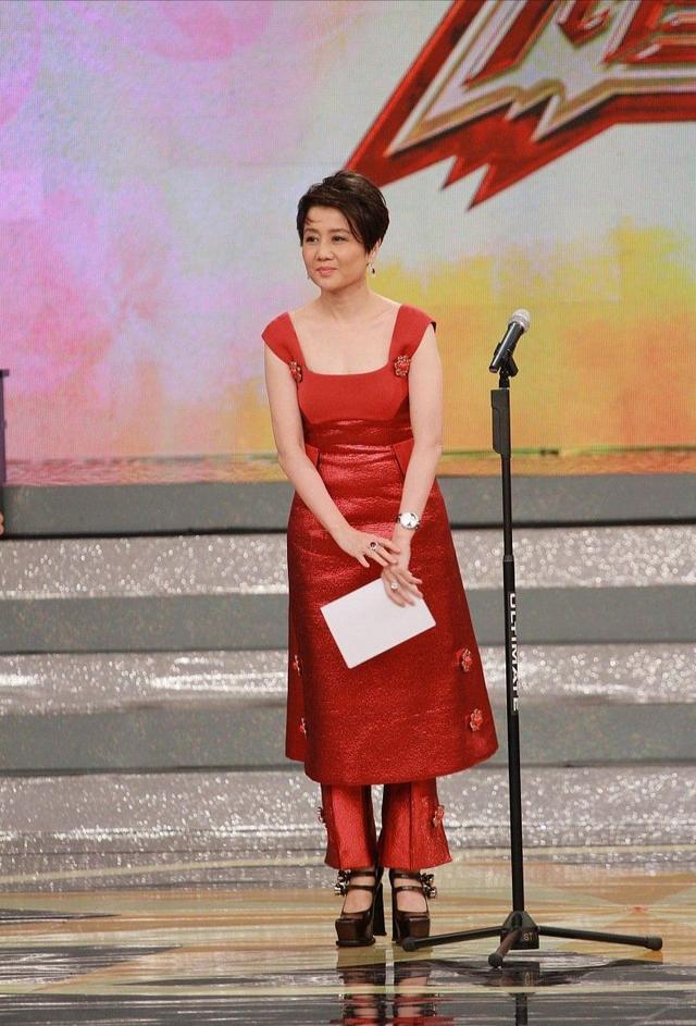 赌王四太60岁仍美艳,穿红裙出席活动身段玲珑,叠穿裤子很保守