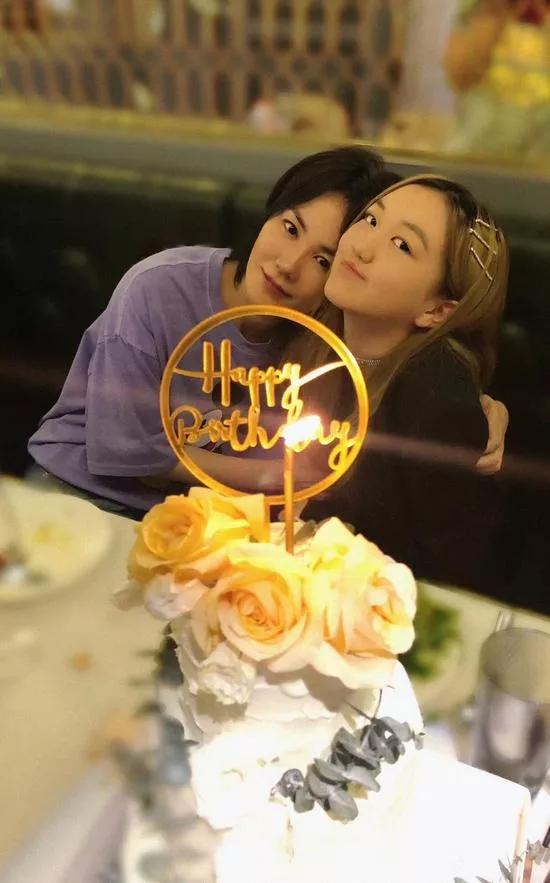 李嫣竟是王菲小迷妹,穿西装裙搂妈妈入怀,14岁染新发色好成熟