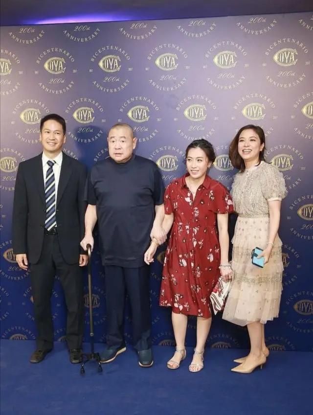 第二个郭晶晶!阔太甘比醉心慈善,穿花裙子和老人贴脸拥抱很真实