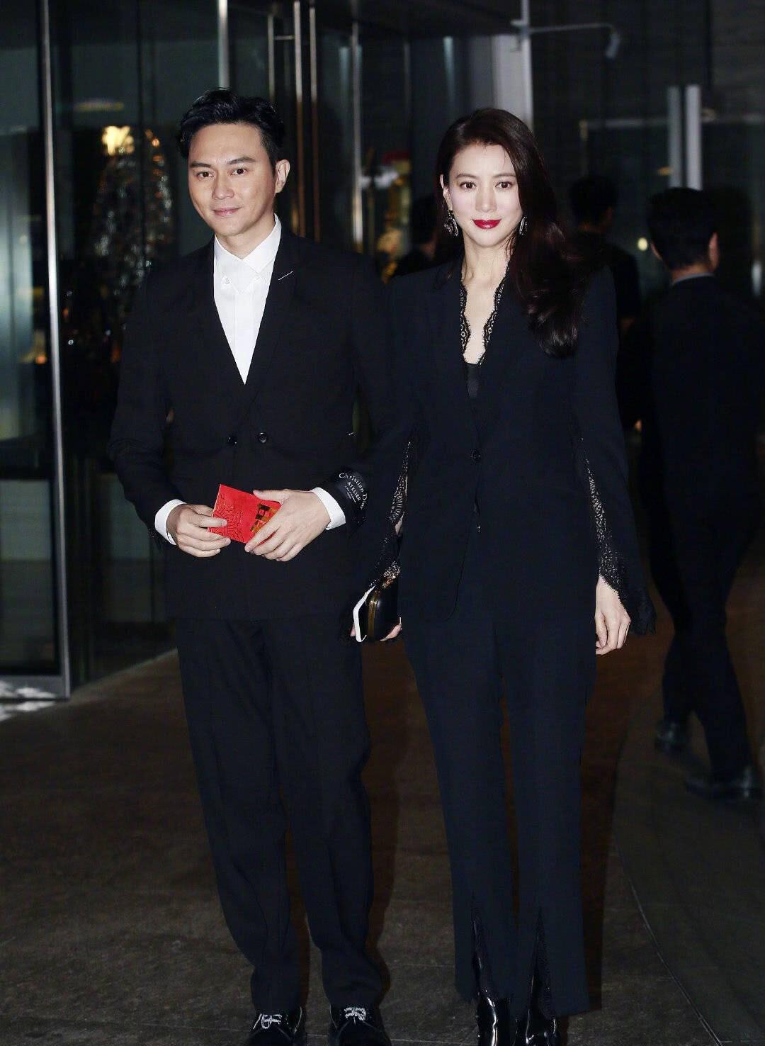 长发的“靓靓”更靓了,与张智霖一同现身阿娇婚礼,模样依旧年轻