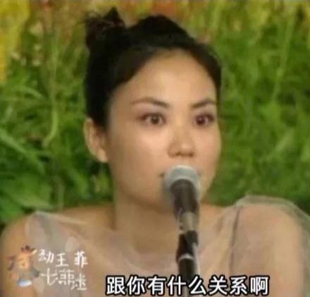 李嫣竟是王菲小迷妹,穿西装裙搂妈妈入怀,14岁染新发色好成熟